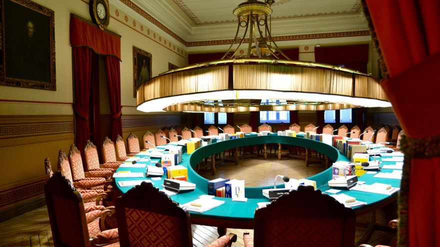 La RAE limpia, fija y es privada: cómo funciona y quién financia a la autoridad lingüística de España